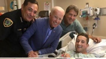 El presidente Joe Biden visitó en secreto a un oficial de Houston baleado.