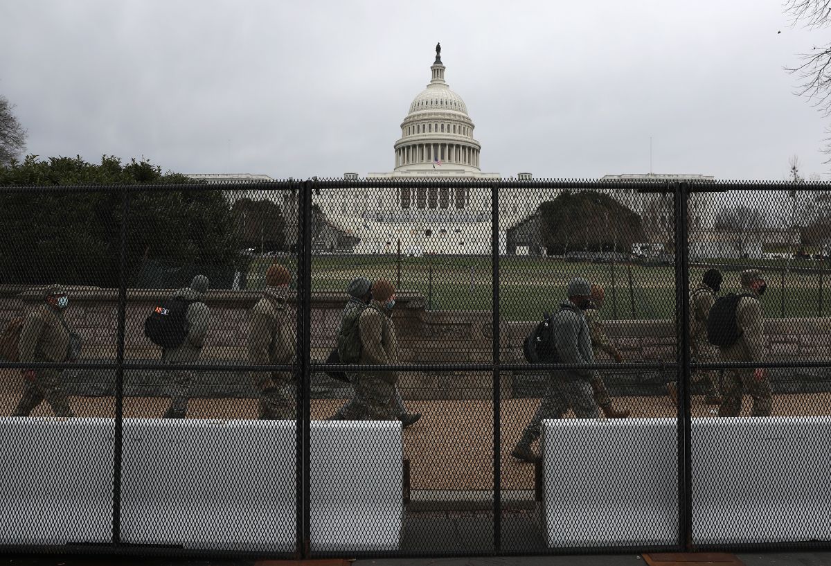 La Guardia Nacional patrulla el Capitolio, rodeado por cercas y barreras.