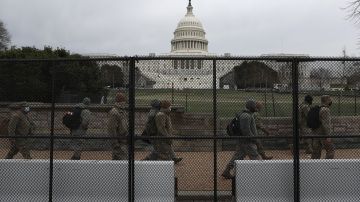 La Guardia Nacional patrulla el Capitolio, rodeado por cercas y barreras.