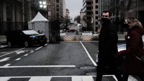 Un puesto de control de seguridad a lo largo de una calle que conduce al Capitolio.