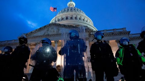 La policía custodia el Capitolio al inicio del toque de queda.