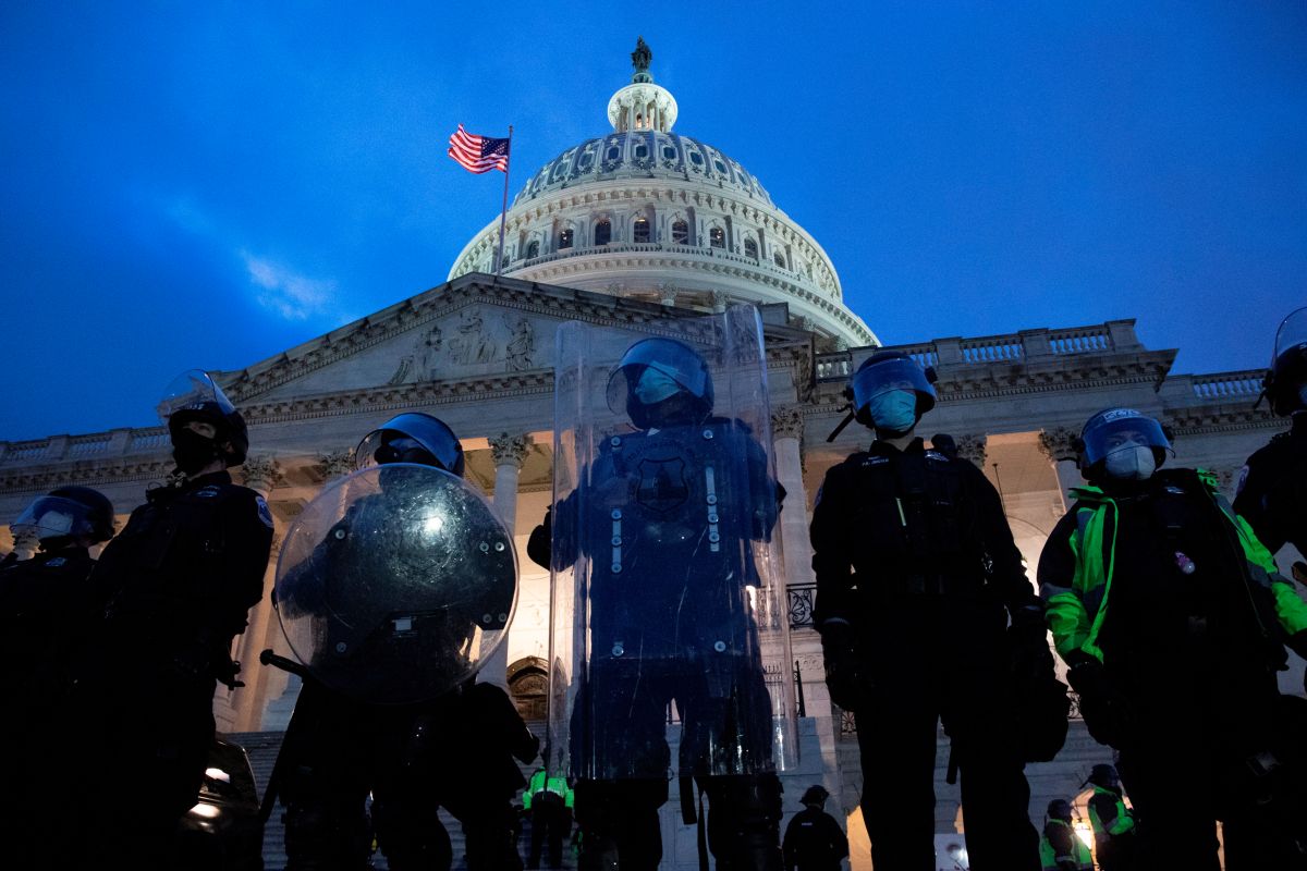 La policía custodia el Capitolio al inicio del toque de queda.