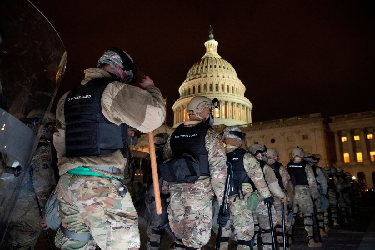 La Guardia Nacional se mantiene protegiendo el Capitolio después del asalto del 6 de enero.