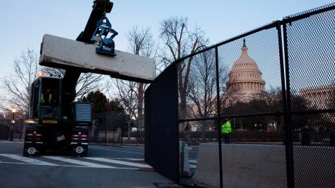 Erigen barricadas tras una nueva cerca alrededor del Capitolio tras el asalto del miércoles.