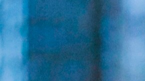 La policía habla con personas en la calle después del toque de queda en Washington DC.