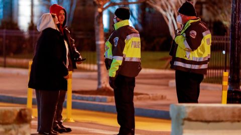 La policía habla con personas en la calle después del toque de queda en Washington DC.