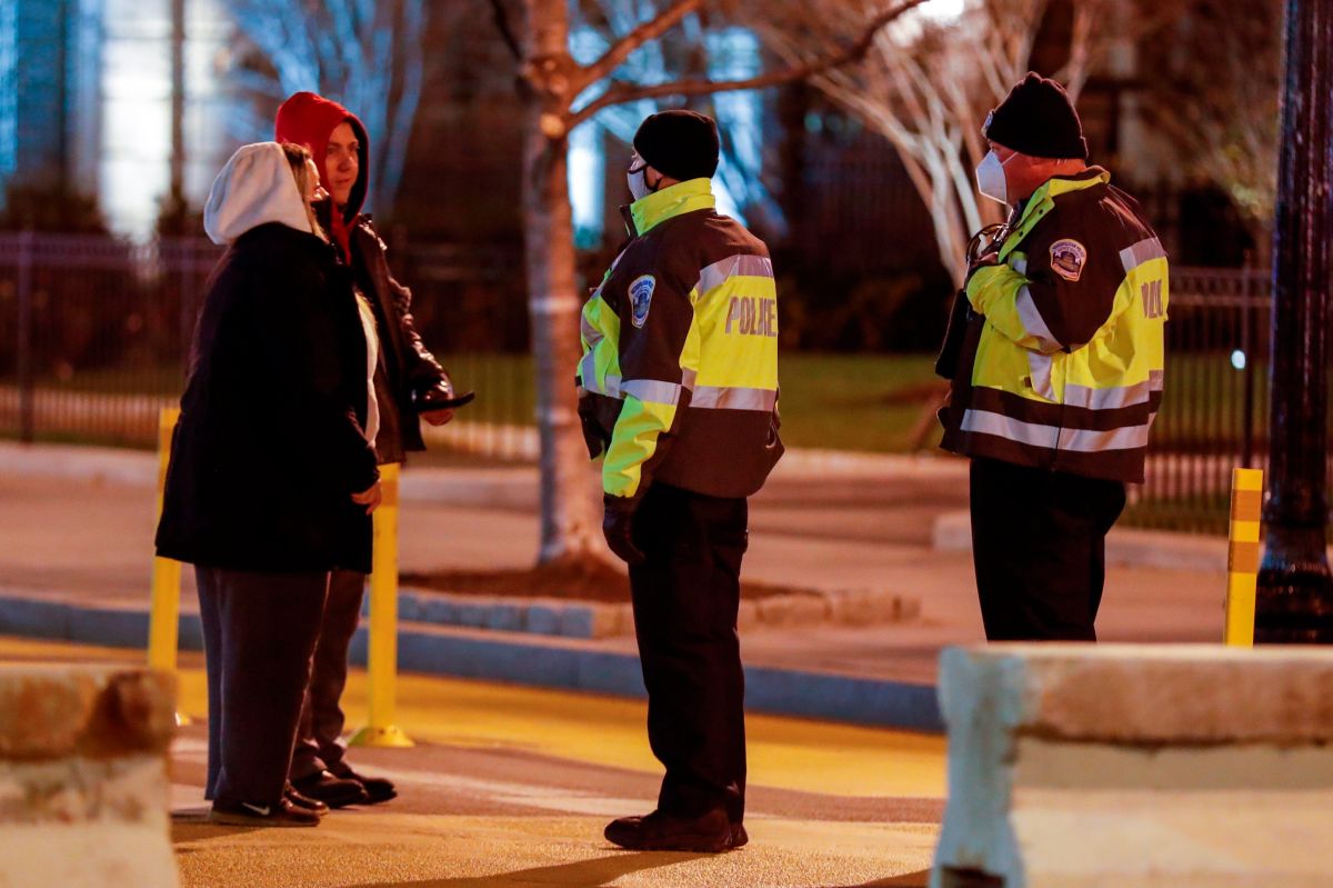 La policía habla con personas en la calle después del toque de queda en Washington DC.
