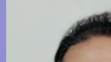 Oscar Mauricio González y una de sus caricaturas de Roque Dalton García.
