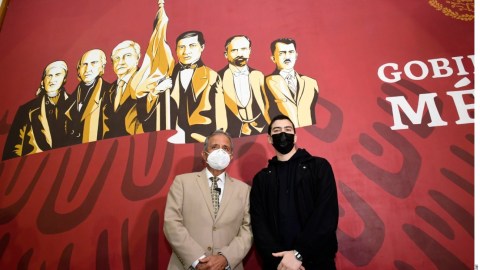 Alcalde de Culiacán, Sinaloa, Jesús Estrada, devela mural donde aparece imagen de AMLO junto a los héroes patrios.