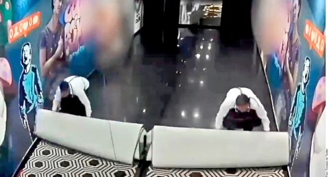 Fiscalía de Jalisco difunde videos del bar donde fue asesinado exgobernador Aristóteles Sandoval.
