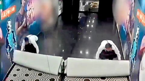 Fiscalía de Jalisco difunde videos del bar donde fue asesinado exgobernador Aristóteles Sandoval.