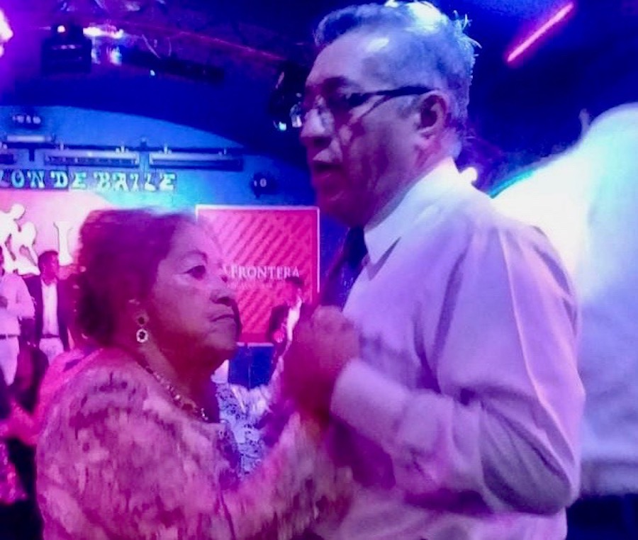 Enrique y su mamá en un evento de baile previo a la pandemia