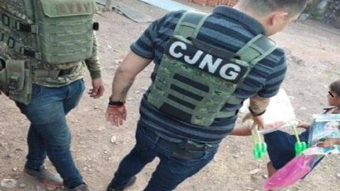 FOTOS: CJNG reparte juguetes y dinero en nombre del Mencho tras "conquista" de comunidad