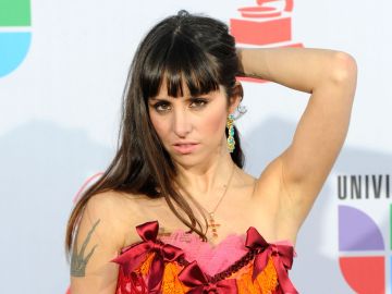 La Mala Rodríguez sorprende al mostrarse en topless mientras usa una