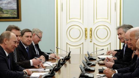 Joe Biden y Vladimir Putin sostienen llamada telefónica. (Foto de archivo/ Reunión de Biden (derecha) y Putin (izquierda) en Moscú/10 de marzo de 2011).