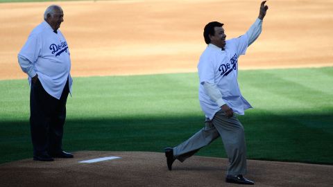 Tom Lasorda y Fernando Valenzuela, quien lanza la primera bola de la temporada 2011.