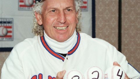 Don Sutton muestra en 1998 el total de juegos que ganó en Grandes Ligas.