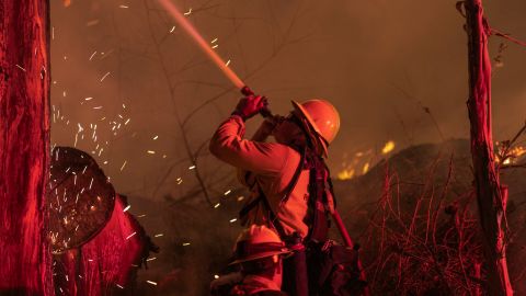 El NWS de Los Ángeles emitió una alerta roja de incendios.