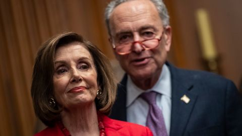 Nancy Pelosi y Chuck Schumer durante un evento público.