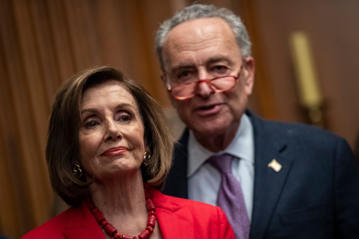 Nancy Pelosi y Chuck Schumer durante un evento público.