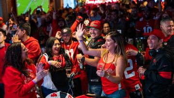 Fans de los San Francisco 49ers en un bar durante el Super Bowl del año pasado.