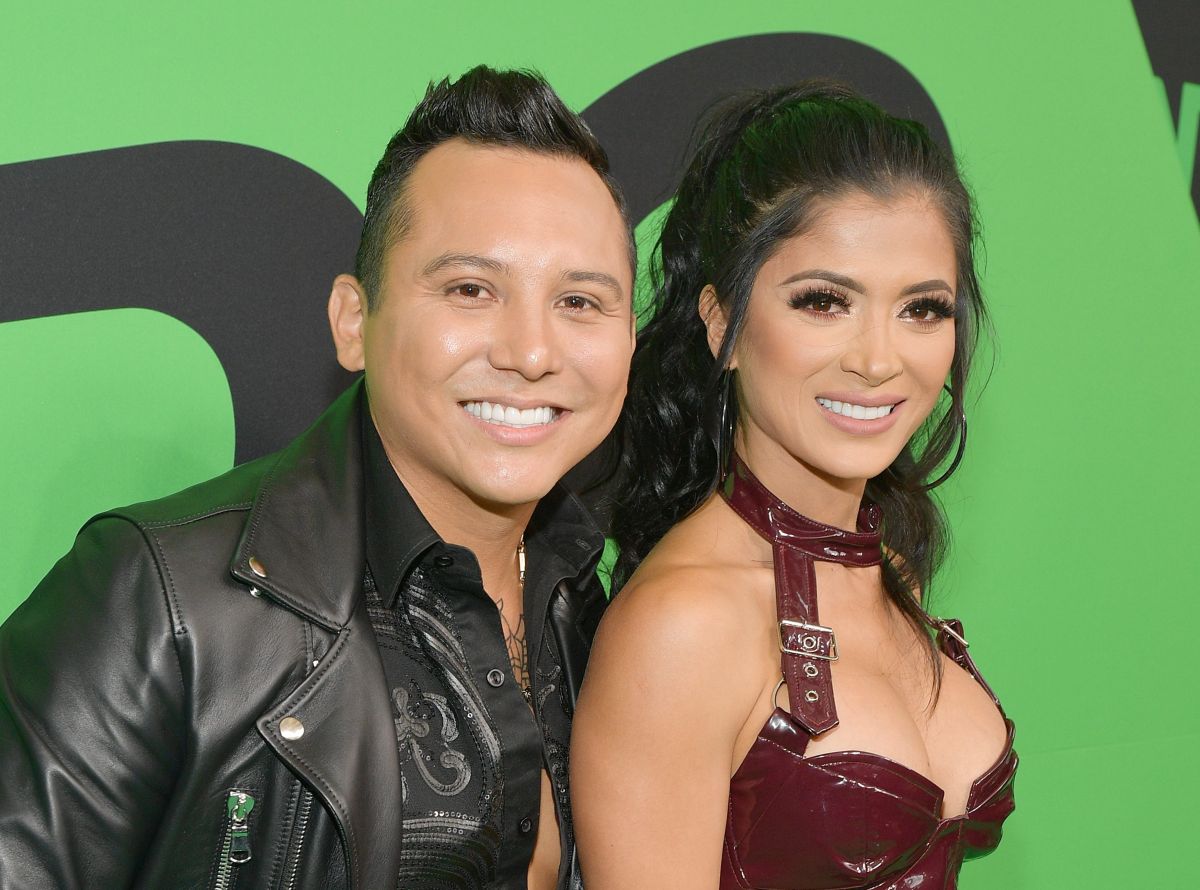 Edwin Luna responde a quienes le dicen “El Venado” mientras posa junto a  Kimberly Flores - La Opinión