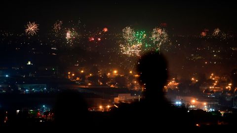 Unas personas observan los juegos pirotécnicos del 4 de Julio de 2020 en Los Ángeles. (Getty Images)