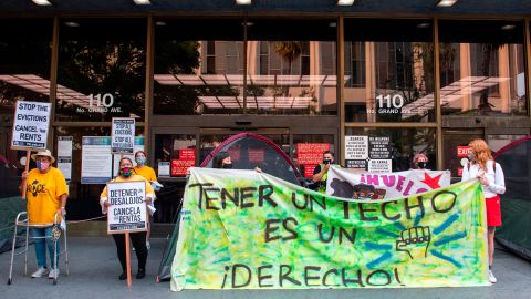 Ha sido una lucha constante desde que inició la pandemia para detener los desalojos y obtener ayuda del gobierno. (Getty Images)