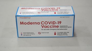 Caja con dosis de la vacuna de Moderna.