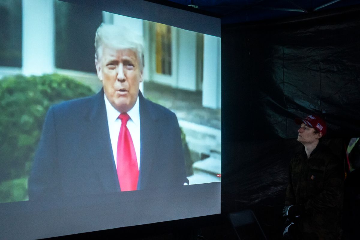 El mandatario saliente emitió el vídeo un día después de los disturbios en Washington.