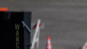 Trabajadores de salud se forman en sus autos para ser vacunados.