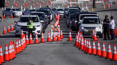 Trabajadores de salud se forman en sus autos para ser vacunados.