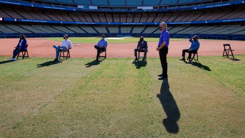 Autoridades escuchan una conferencia de prensa cerca de la segunda base de Dodger Stadium.