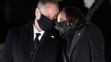 La vicepresidenta Kamala Harris junto a su esposo Doug Emhoff el día de la inauguración presidencial.