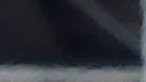 Un residente de Los Ángeles recibe una dosis de la vacuna en el Pomona Fairplex.