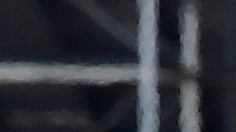 Un residente de Los Ángeles recibe una dosis de la vacuna en el Pomona Fairplex.