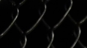 Conor McGregor recibe el castigo de Dustin Poirier en Abu Dhabi.