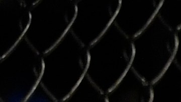 Conor McGregor recibe el castigo de Dustin Poirier en Abu Dhabi.