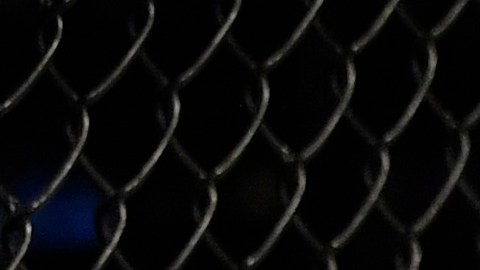 Conor McGregor recibe el castigo de Dustin Poirier en Abu Dhabi.
