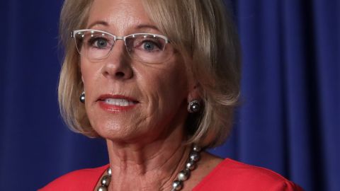 DeVos es la segunda miembro del gabinete de Trump que presenta su renuncia.