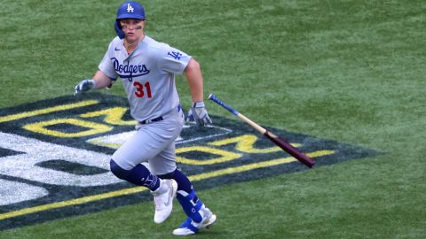 Joc Pederson batea un jonrón contra Atlanta en los playoffs de 2020.