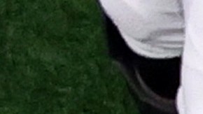 Najee Harris se eleva de manera asombrosa sobre el defensivo Nick McCloud, de Notre Dame.