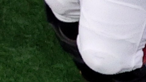 Najee Harris se eleva de manera asombrosa sobre el defensivo Nick McCloud, de Notre Dame.