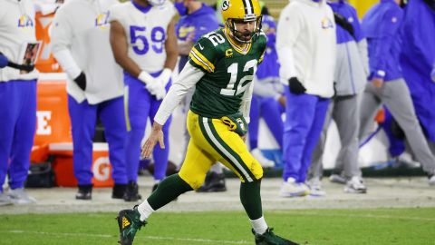 Aaron Rodgers celebra tras lanzar un pase de touchdown contra los Rams.