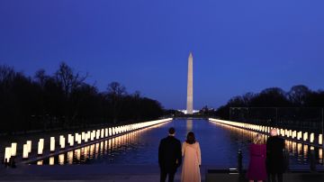 Las luces rodean la Piscina Reflectante del Monumento a Lincoln,  un homenaje a las víctimas de COVID-19.