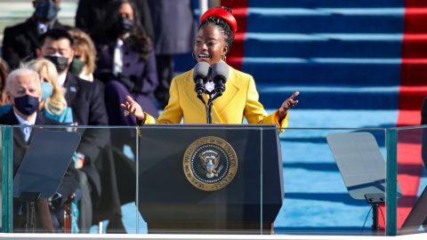 Amanda Gorman es la poetisa más joven en recitar en una ceremonia inaugural.