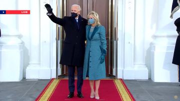 Joe y Jill Biden saludaron al público en la puerta de la Casa Blanca.