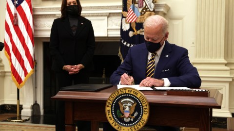 El presidente Biden quiere la aprobación de su plan de ayuda de $1.9 billones de dólares.