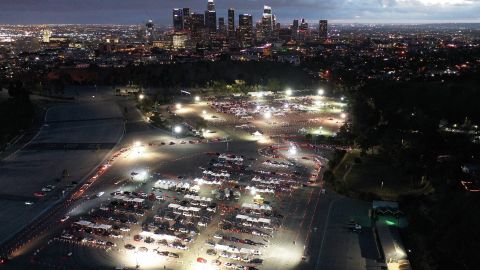 El estadio de los Dodger tiene capacidad para vacunar a 12,000 personas al día.