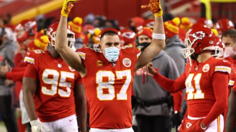 Travis Kelce recibió una camiseta azulcrema hace algún tiempo y agradeció el detalle.